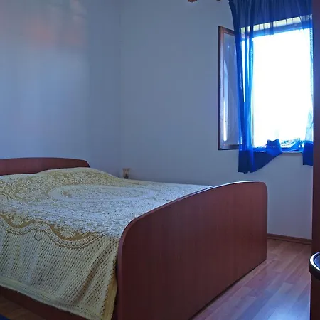 Apartments Janja 1505 Postira